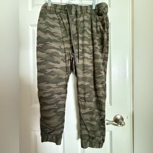 Levi's Green Camo Jogger Pants XL NWOT